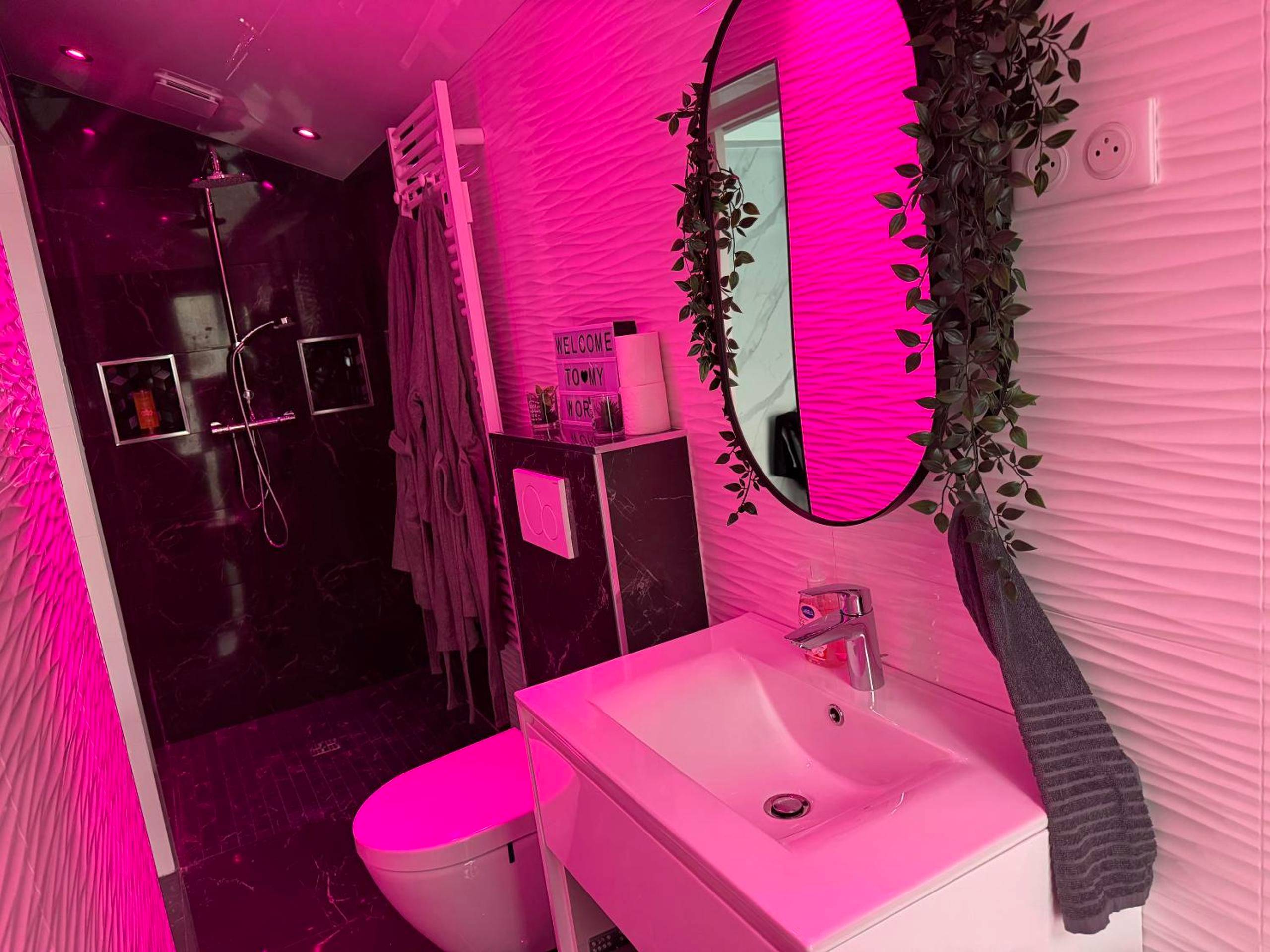Salle de bain moderne avec ambiance néon rose - Love Room Romantique