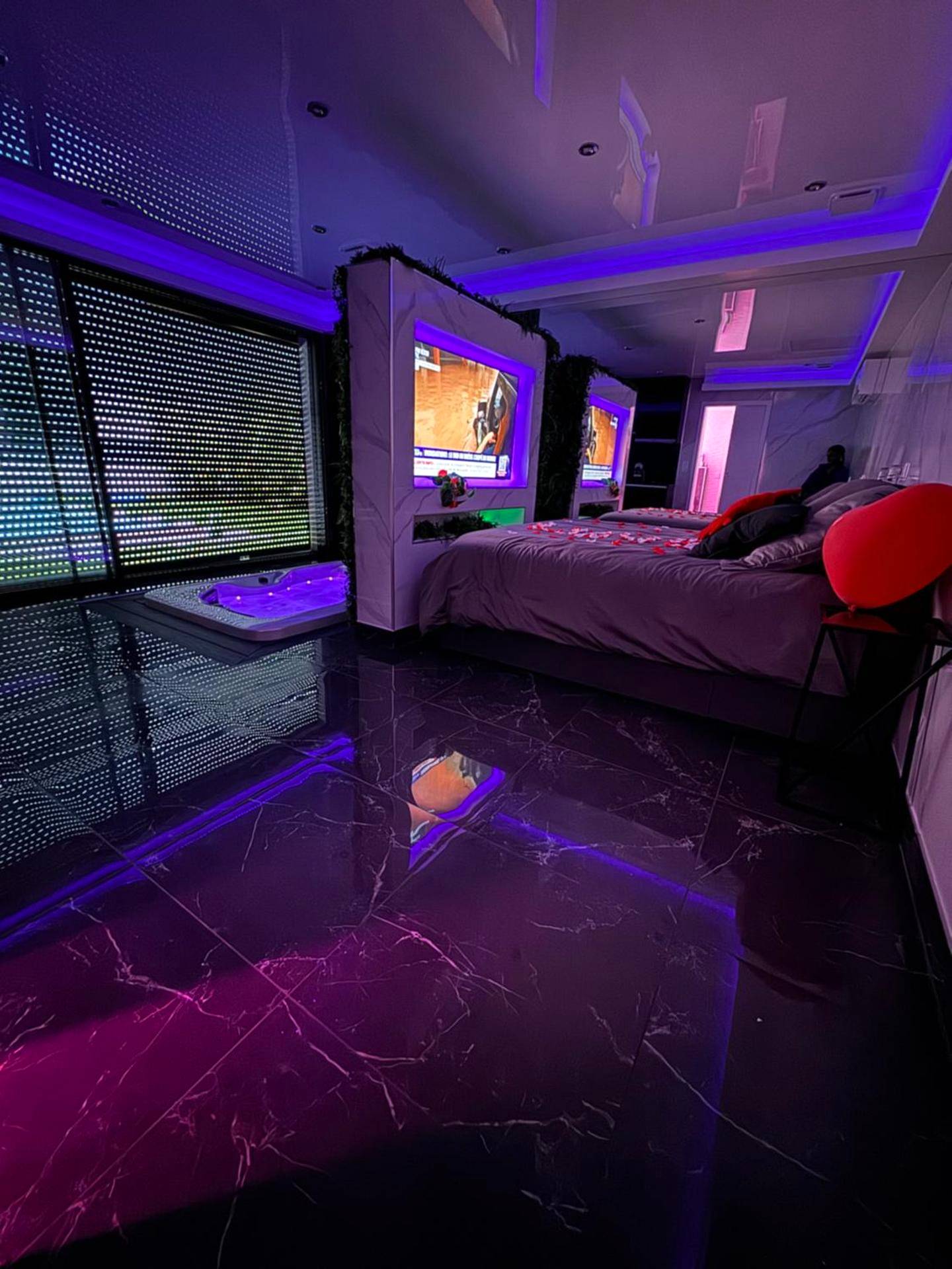 Suite de luxe avec lit king size et jacuzzi - Love Room Romantique