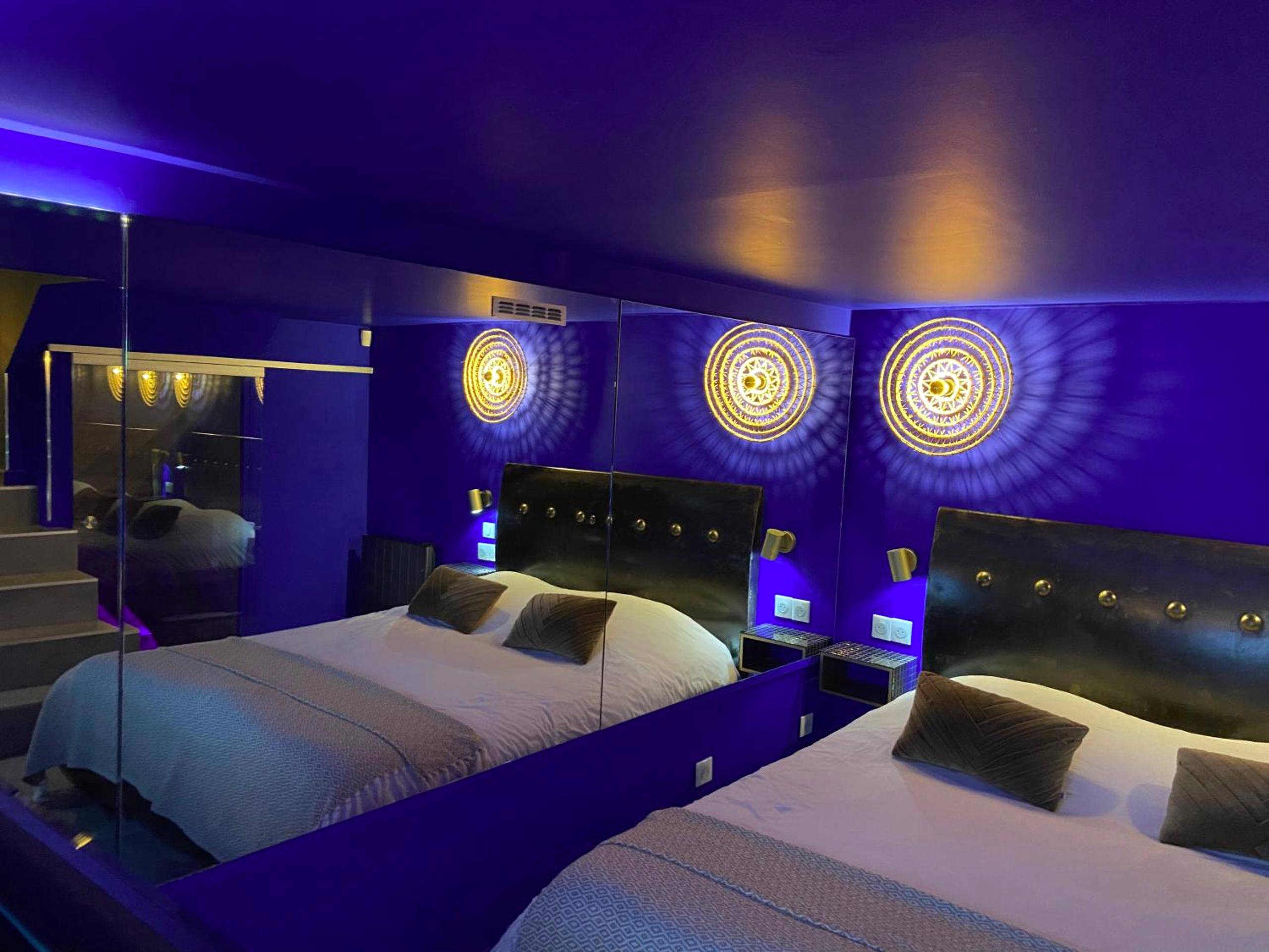 Lit double face à un grand miroir mural - Private Room & Spa avec jacuzzi privatif