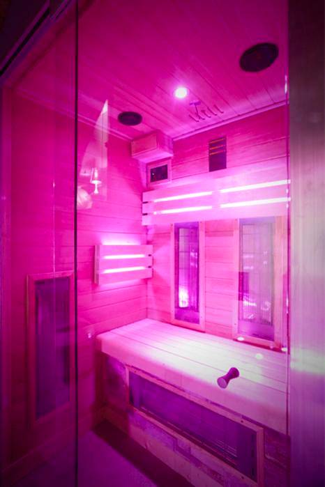 Sauna privatif avec éclairage rose - Private Room & Spa avec jacuzzi privatif