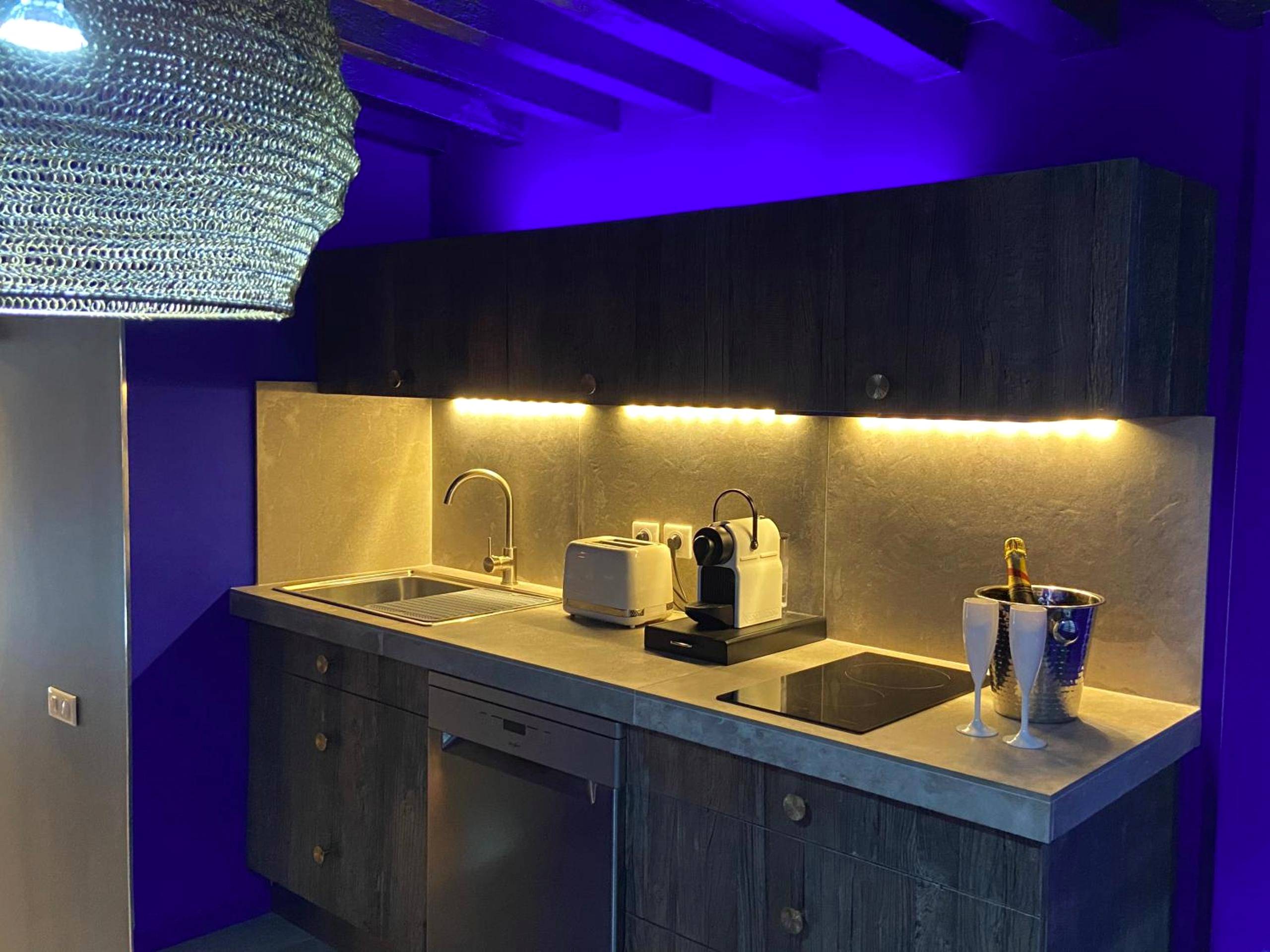 Cuisine équipée avec bouteille de champagne - Private Room & Spa avec jacuzzi privatif