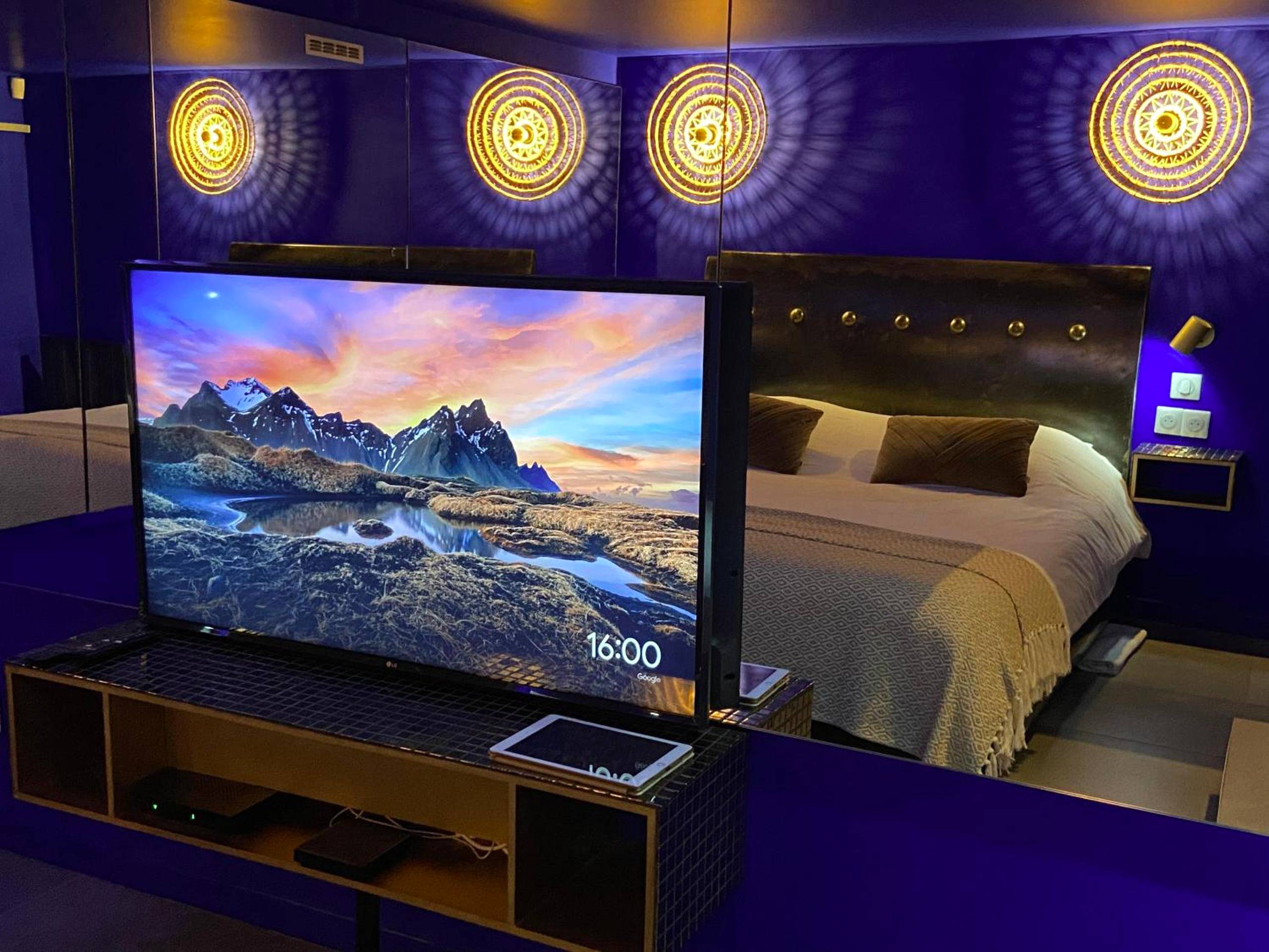 Télévision grand écran face au lit - Private Room & Spa avec jacuzzi privatif
