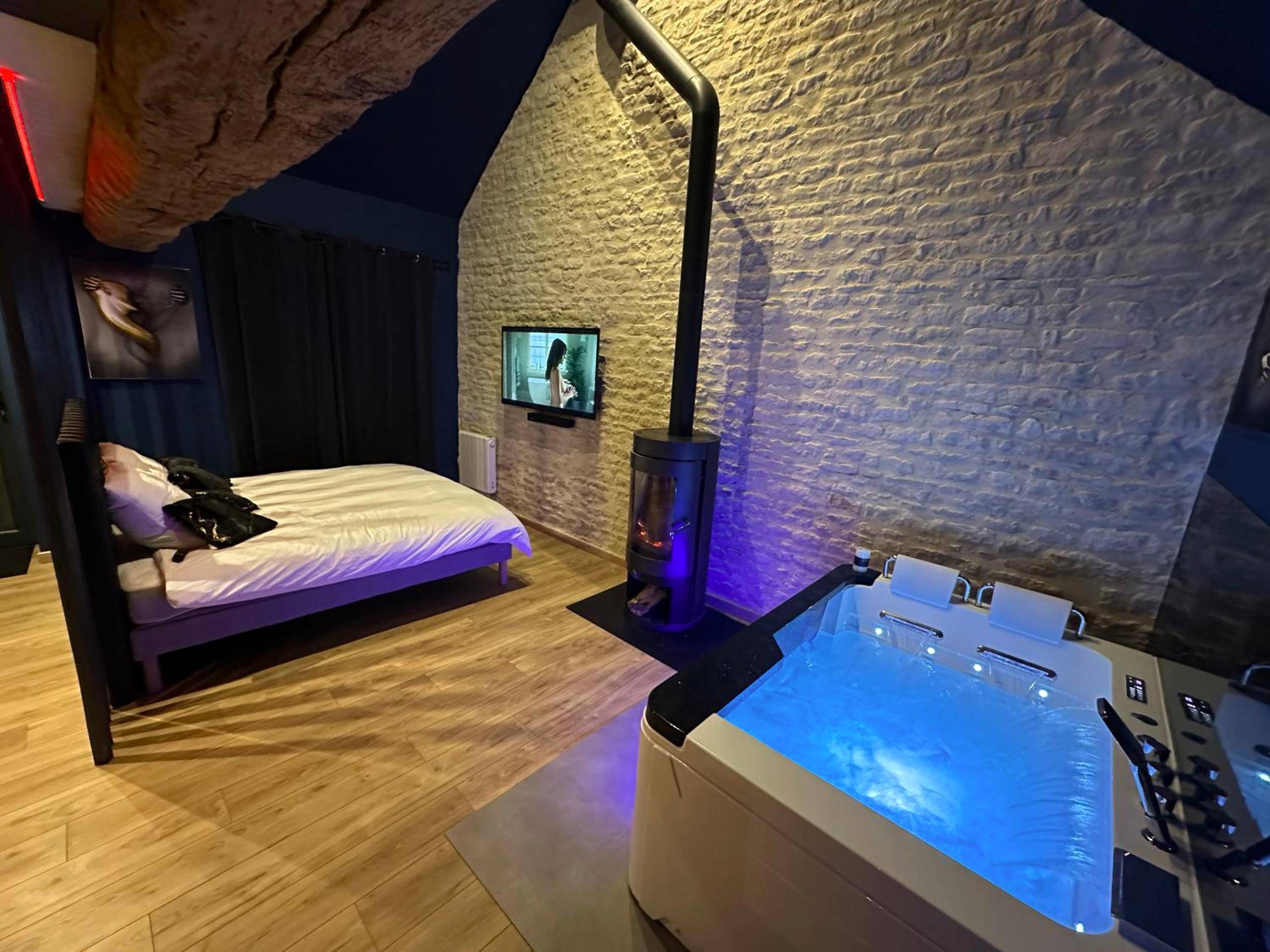 Jacuzzi privatif avec éclairage rouge et flûtes - RoomAndX - LoveRoom - Caen - Bayeux