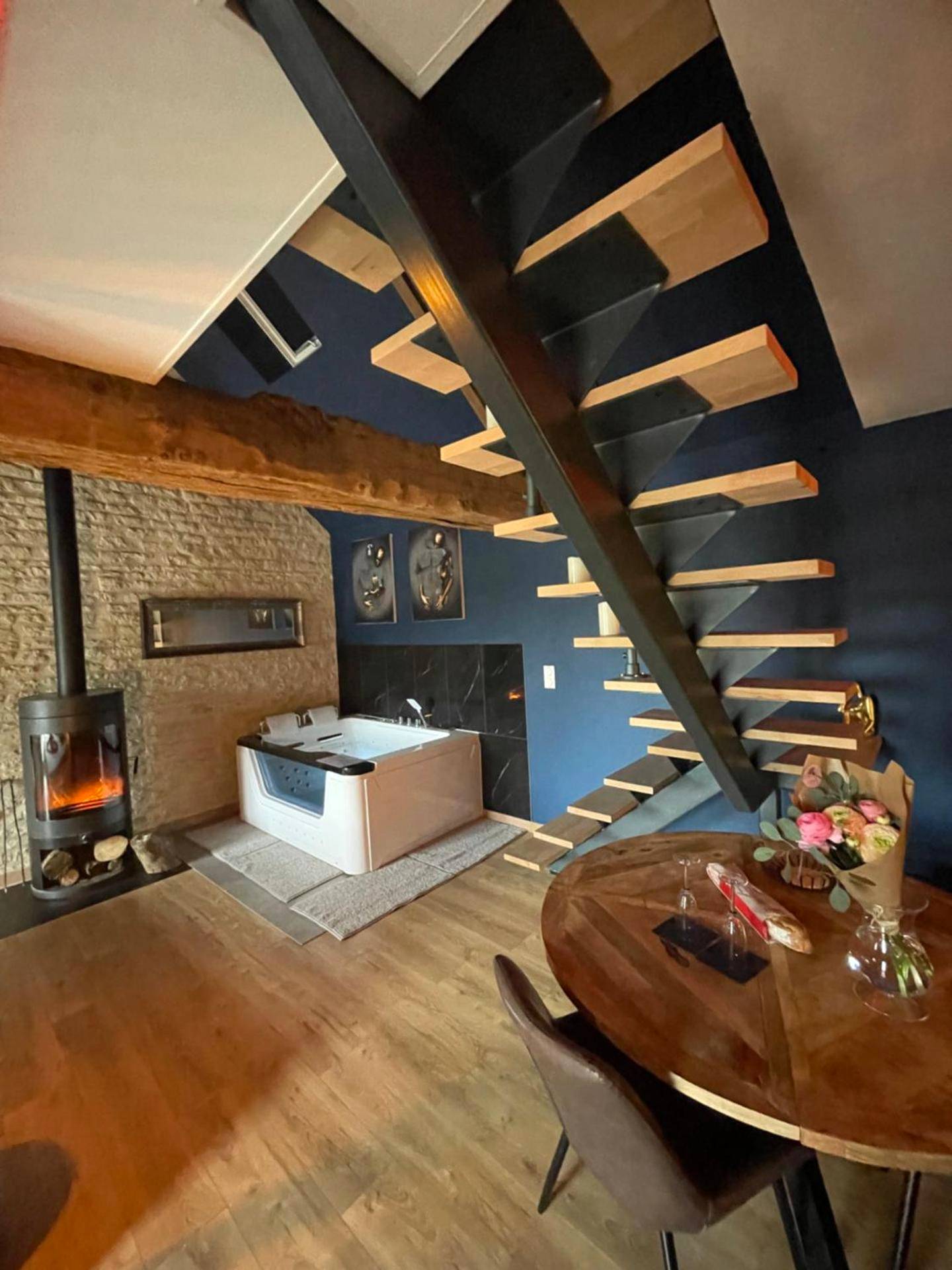 Chambre avec poêle à bois et télévision - RoomAndX - LoveRoom - Caen - Bayeux