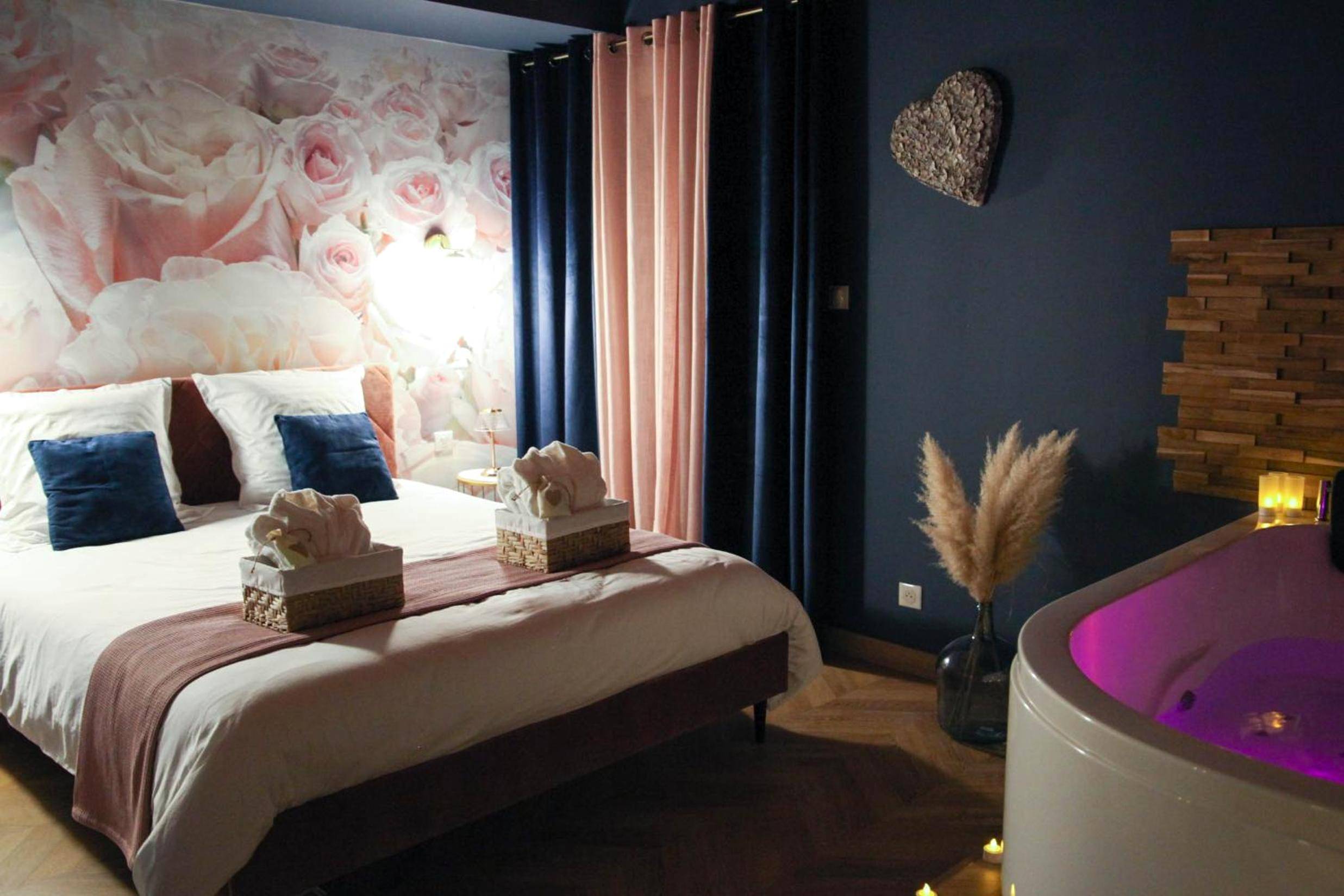 Lit double avec fresque florale et jacuzzi - Love Room Saint - Martin - en - Bresse - Rose & Blue Spa proche Chalon...