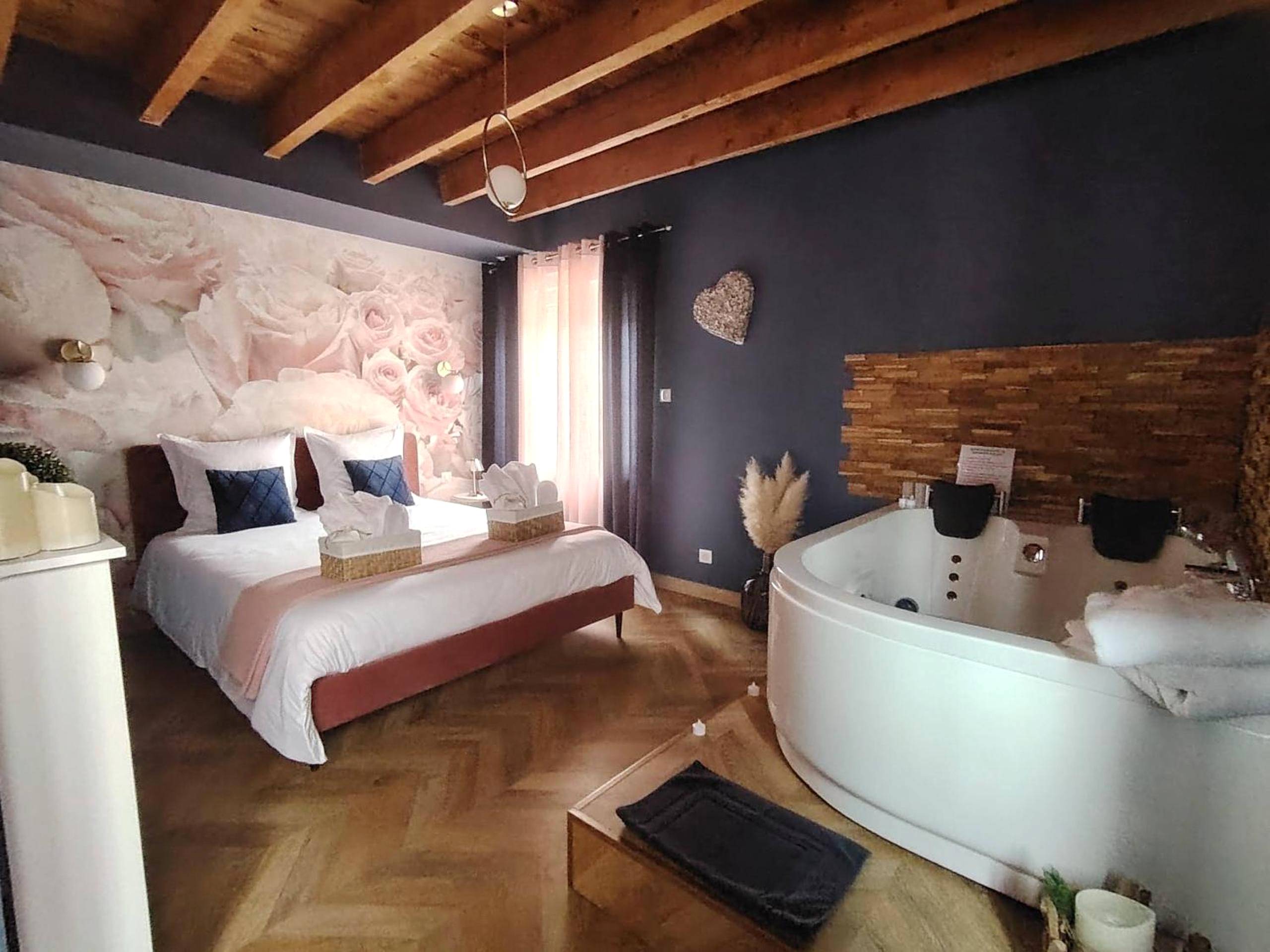 Chambre romantique avec baignoire balnéo - Rose & Blue Spa proche Chalon S/Saône et Beaune