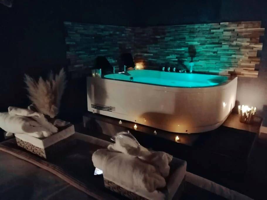 Jacuzzi privatif avec éclairage LED turquoise - Rose & Blue Spa proche Chalon S/Saône et Beaune