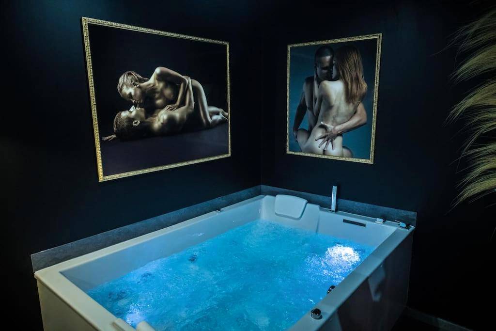 Photo du logement - La Rose Médiévale Balnéo & Sauna - Domfront en Poiraie