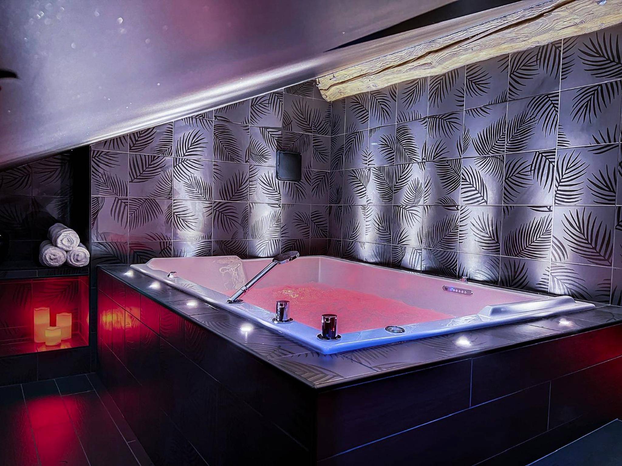 Jacuzzi privatif sous combles avec lumière rose - Love Room Saint - Étienne - Suite Rouge baiser avec Jacuzzi privatif -...