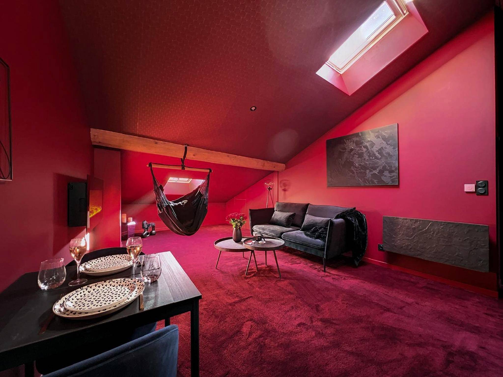 Photo du logement - Suite Rouge baiser avec Jacuzzi privatif - LoveRoom Insolite