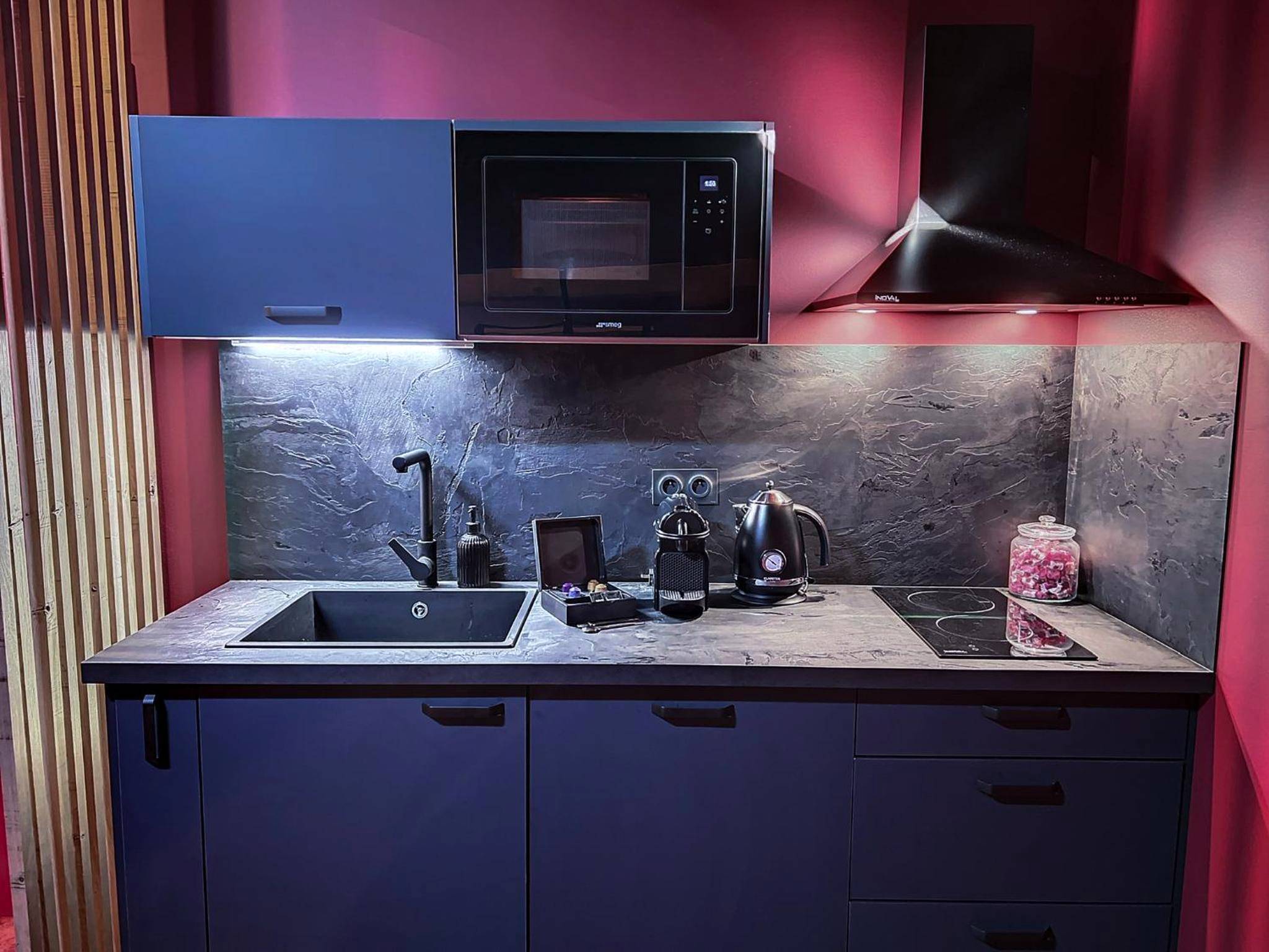 Photo du logement - Suite Rouge baiser avec Jacuzzi privatif - LoveRoom Insolite - Saint - Étienne