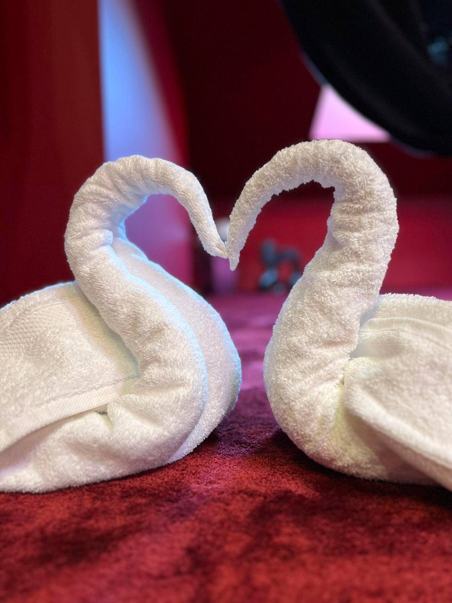 Photo du logement - Suite Rouge baiser avec Jacuzzi privatif - LoveRoom Insolite