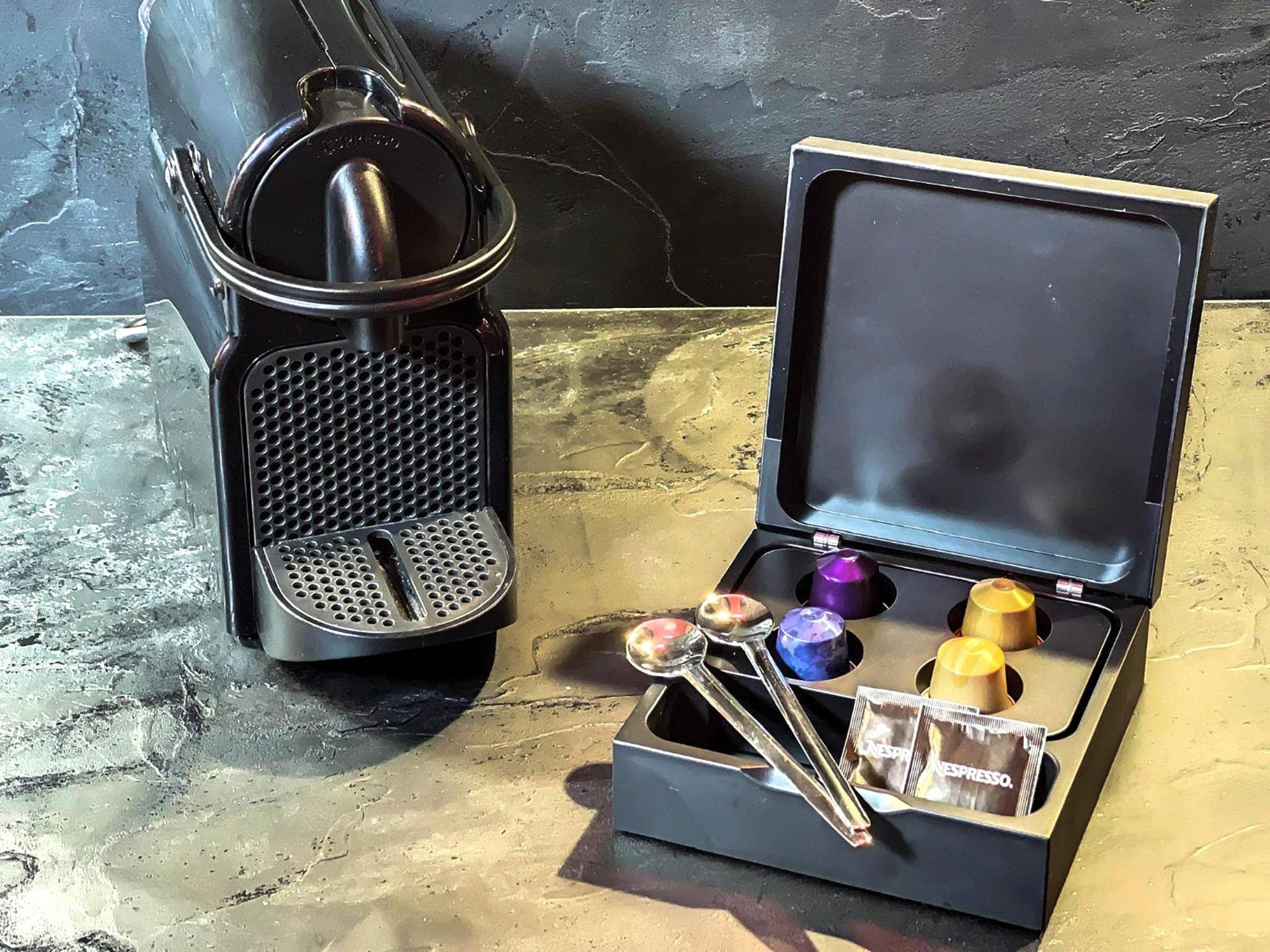 Photo du logement - Suite Rouge baiser avec Jacuzzi privatif - LoveRoom Insolite