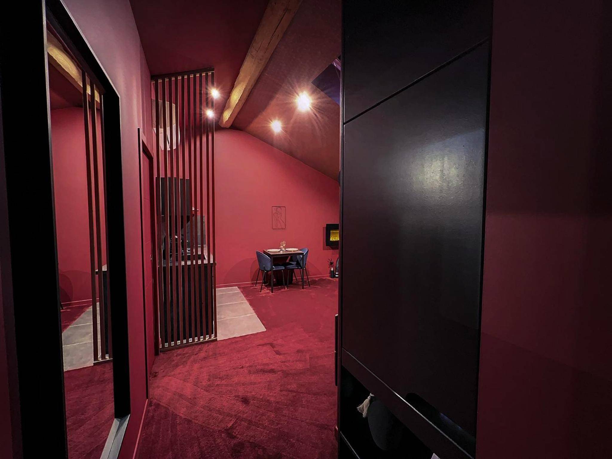 Photo du logement - Suite Rouge baiser avec Jacuzzi privatif - LoveRoom Insolite
