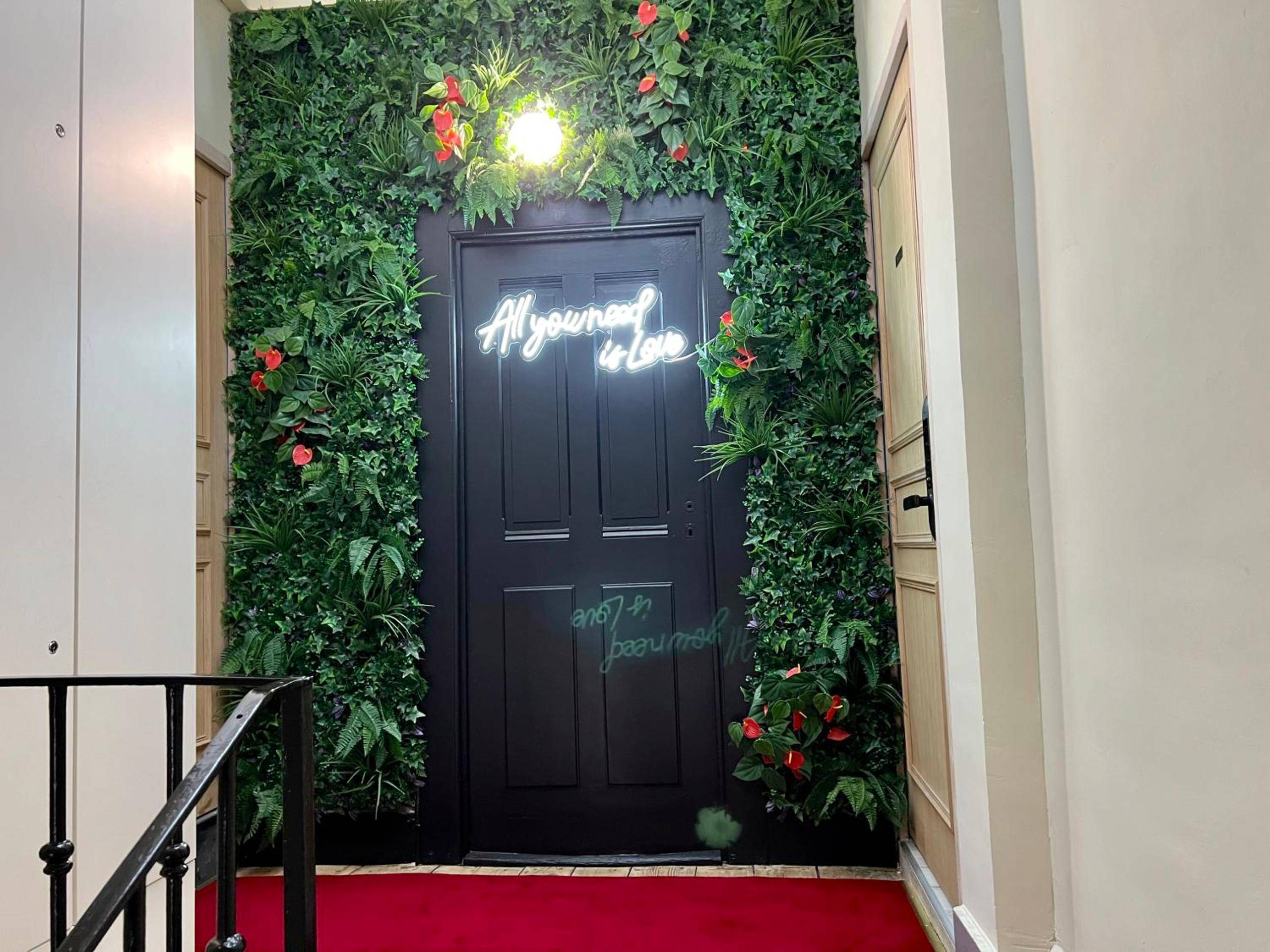 Photo du logement - Suite Rouge baiser avec Jacuzzi privatif - LoveRoom Insolite - Saint - Étienne