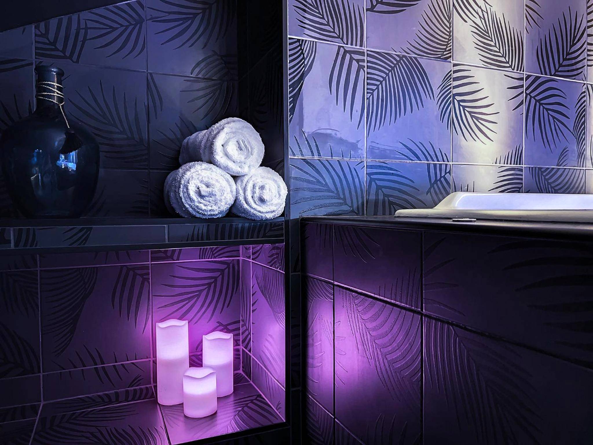 Bougies LED et serviettes près du jacuzzi - Suite Rouge baiser avec Jacuzzi privatif - LoveRoom Insolite