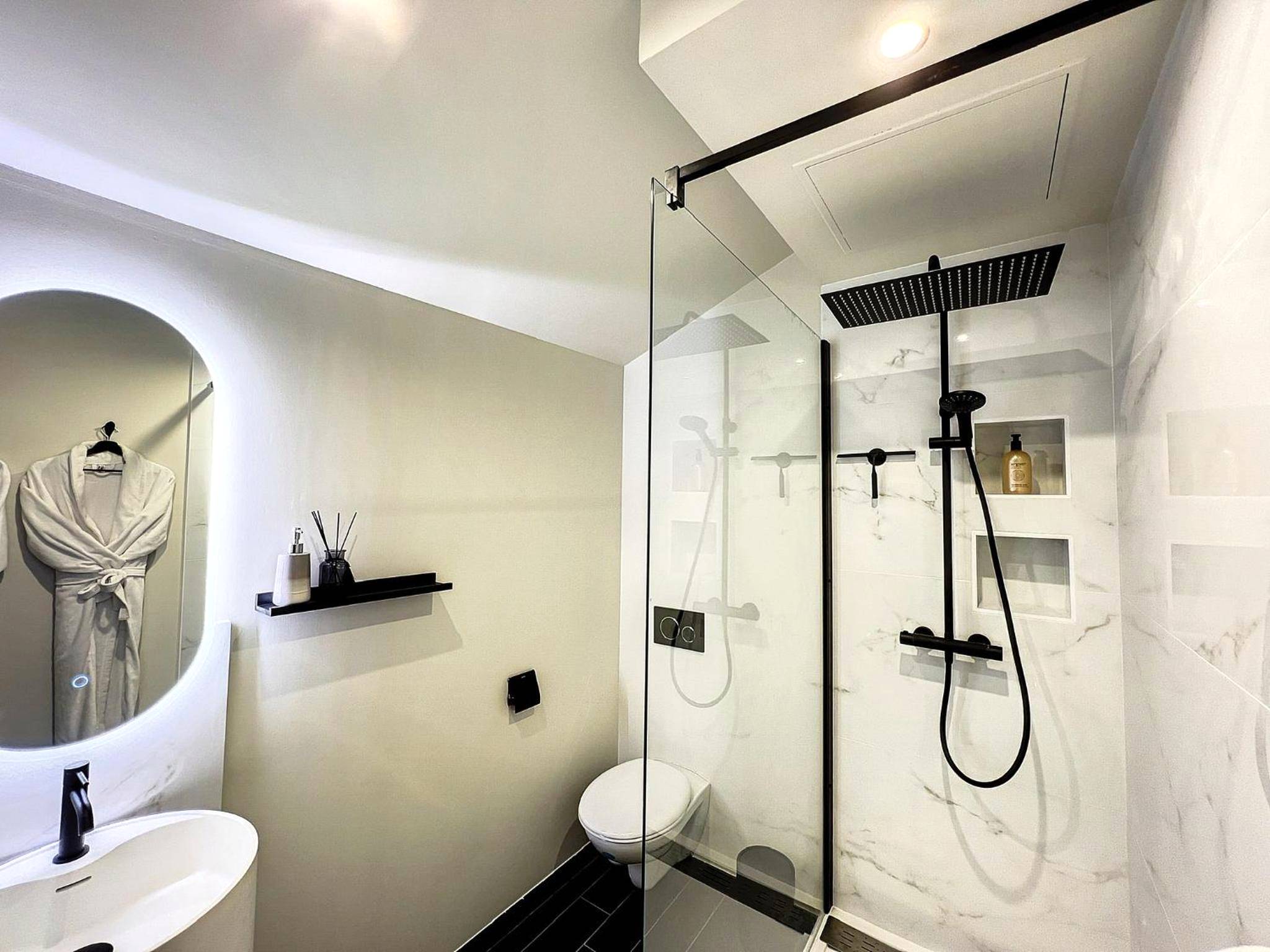 Photo du logement - Suite Rouge baiser avec Jacuzzi privatif - LoveRoom Insolite