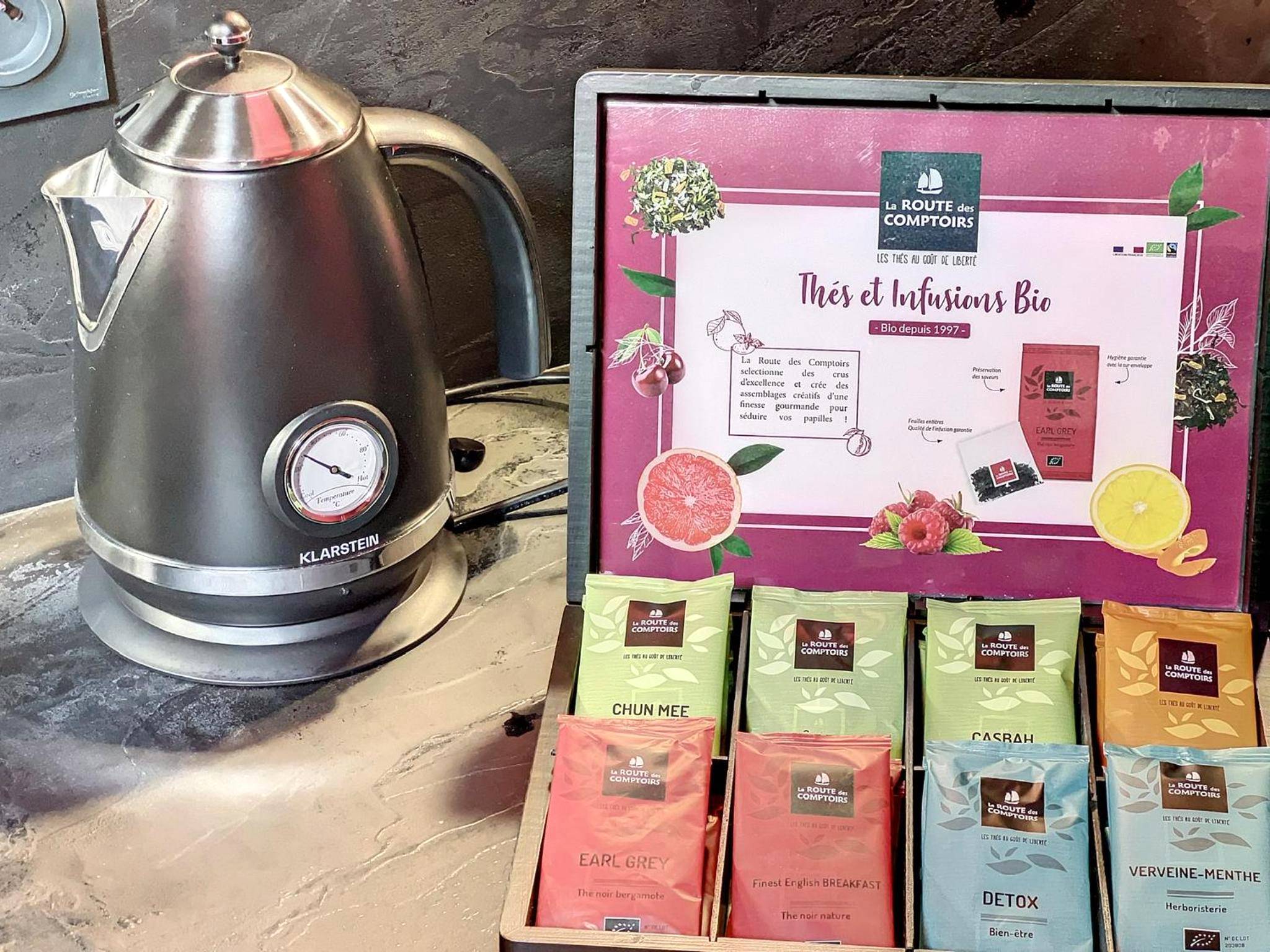 Photo du logement - Suite Rouge baiser avec Jacuzzi privatif - LoveRoom Insolite