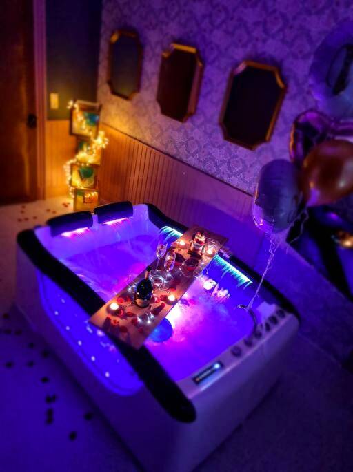 Jacuzzi privatif avec éclairage néon violet - Love Room Mulhouse - Suite Élégante Centre - Royal Room jacuzzi haut de...