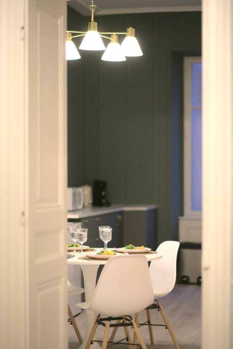 Table à manger dressée pour deux personnes - Suite Élégante Centre - Royal Room jacuzzi haut de gamme centre ville