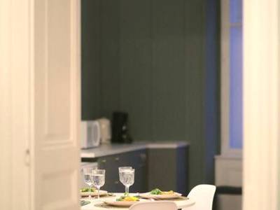 Table à manger dressée pour deux personnes - Suite Élégante Centre - Royal Room jacuzzi haut de gamme centre ville