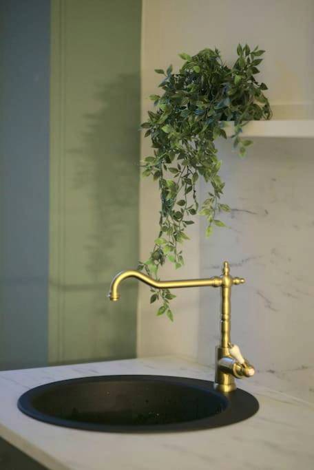 Évier noir et robinetterie dorée rétro - Suite Élégante Centre - Royal Room jacuzzi haut de gamme centre ville