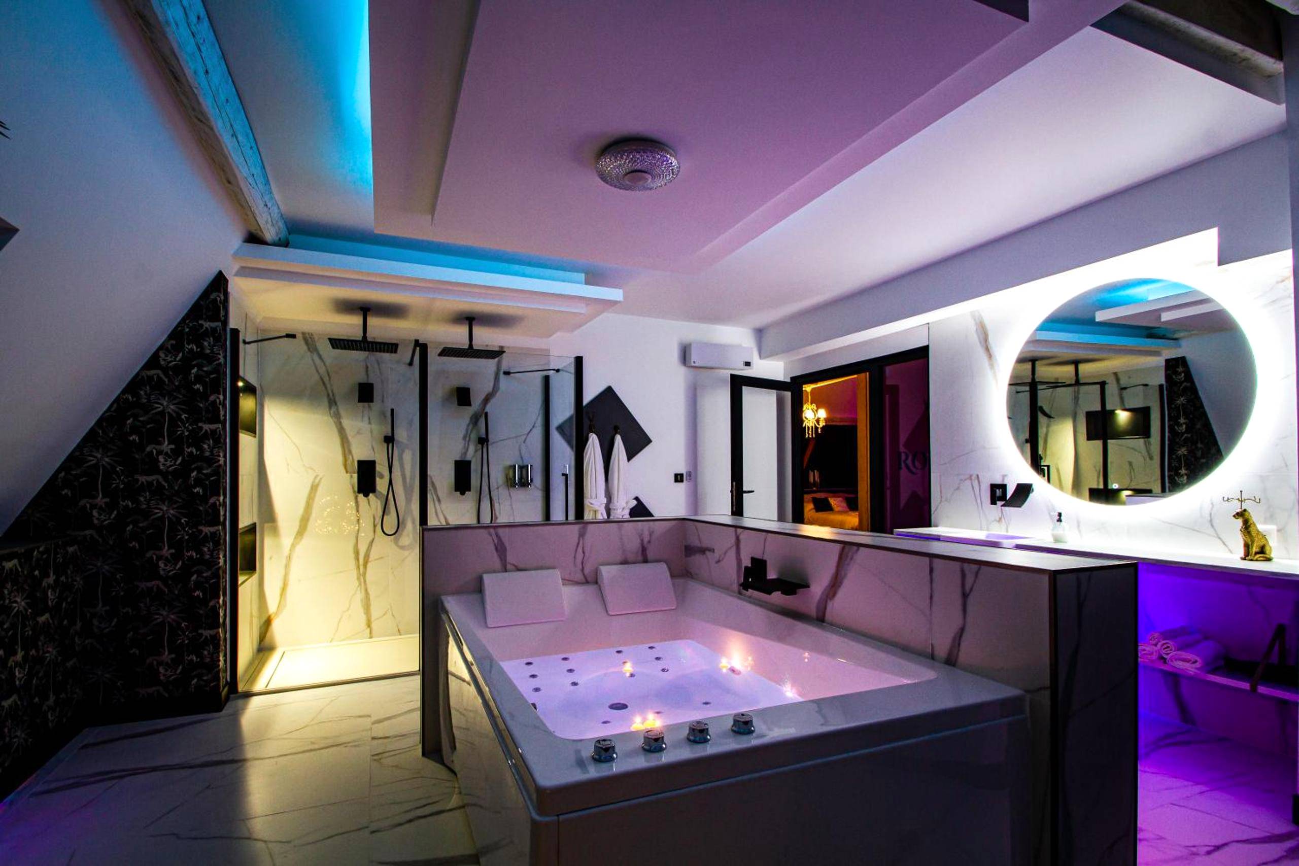 Baignoire balnéo et douche à l'italienne - Love Room Liverdun - Royal Room - Love - room proche de Nancy