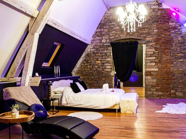 Chambre avec mur en pierre et lustre - Royal Room - Love - room proche de Nancy