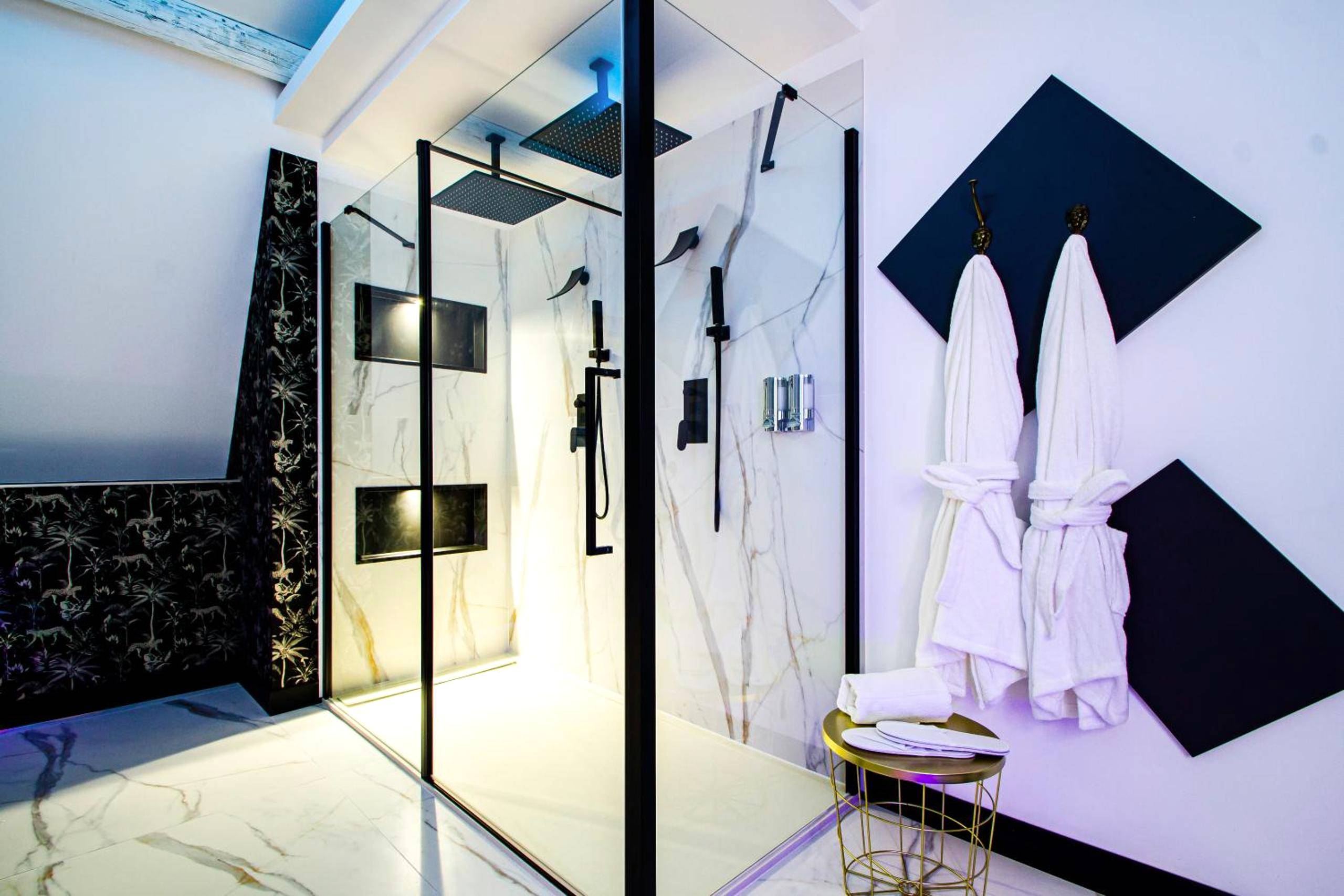 Double douche à l'italienne et peignoirs - Royal Room - Love - room proche de Nancy