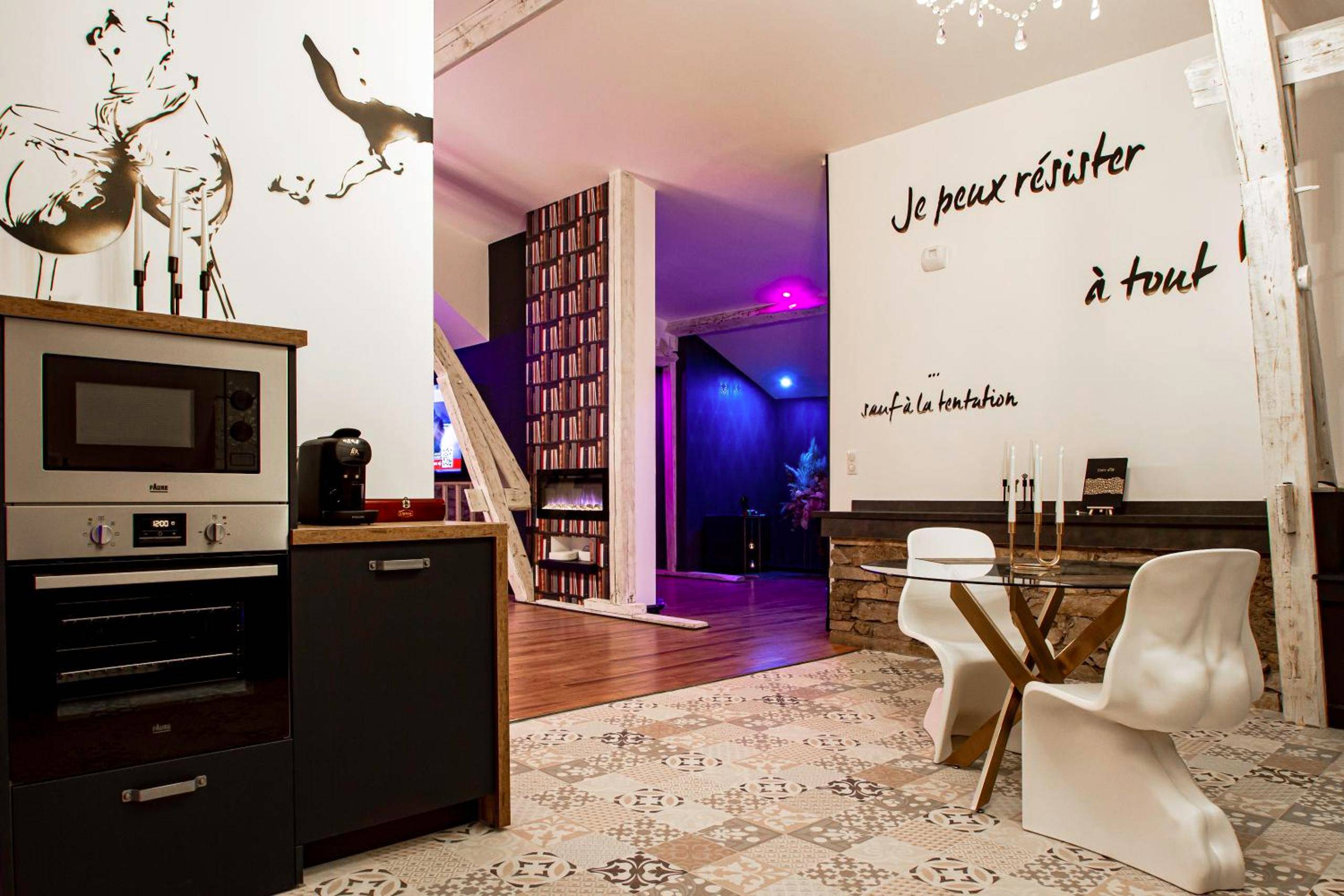 Cuisine équipée et coin repas design - Royal Room - Love - room proche de Nancy