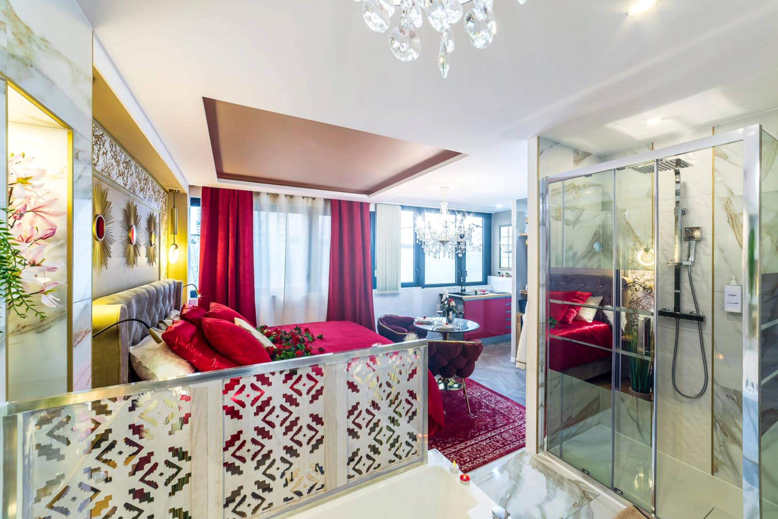 Vue d'ensemble avec lit rouge et douche vitrée - Love Room Juvisy - sur - Orge - Le Rubis - Love Room Romantique