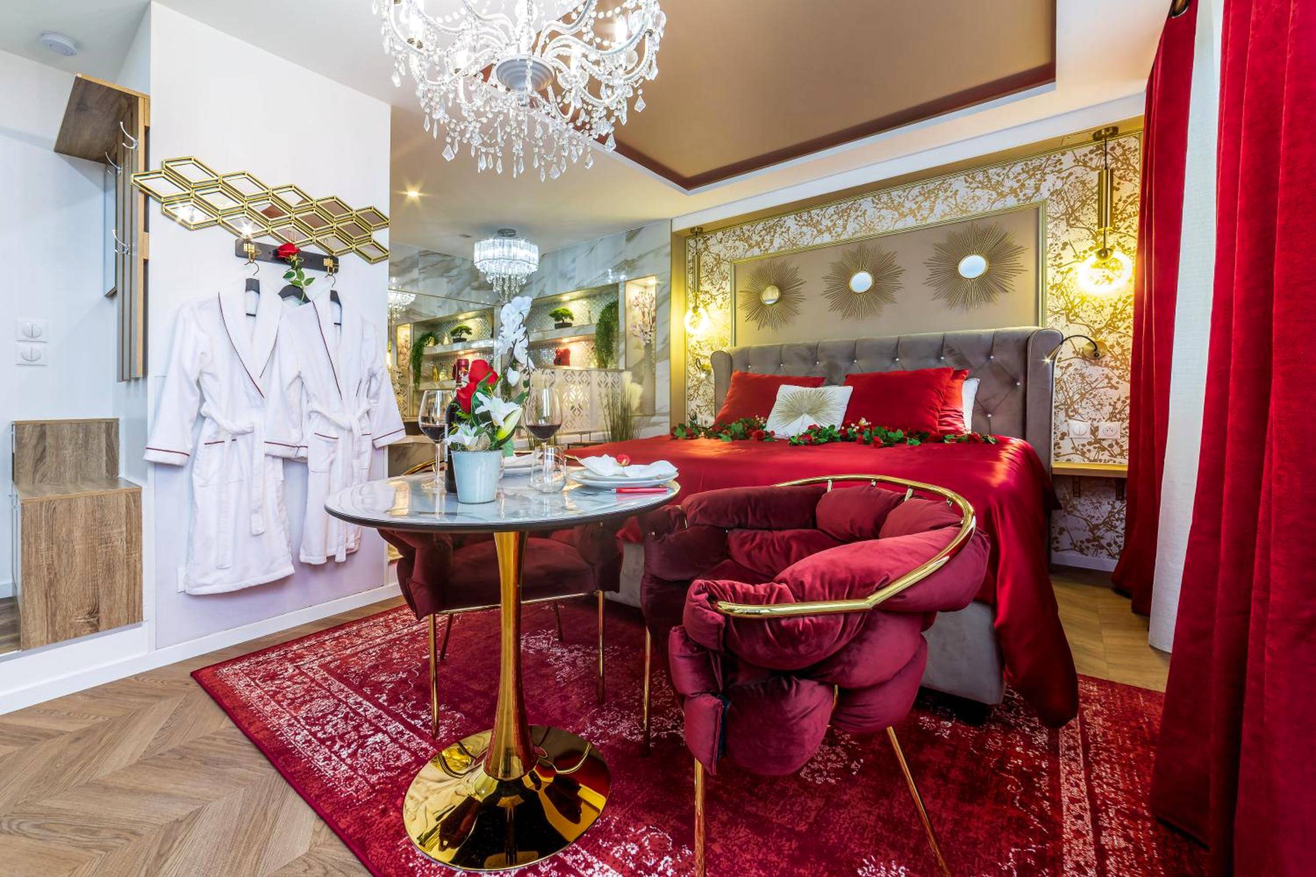 Chambre romantique avec fauteuils en velours - Le Rubis - Love Room Romantique