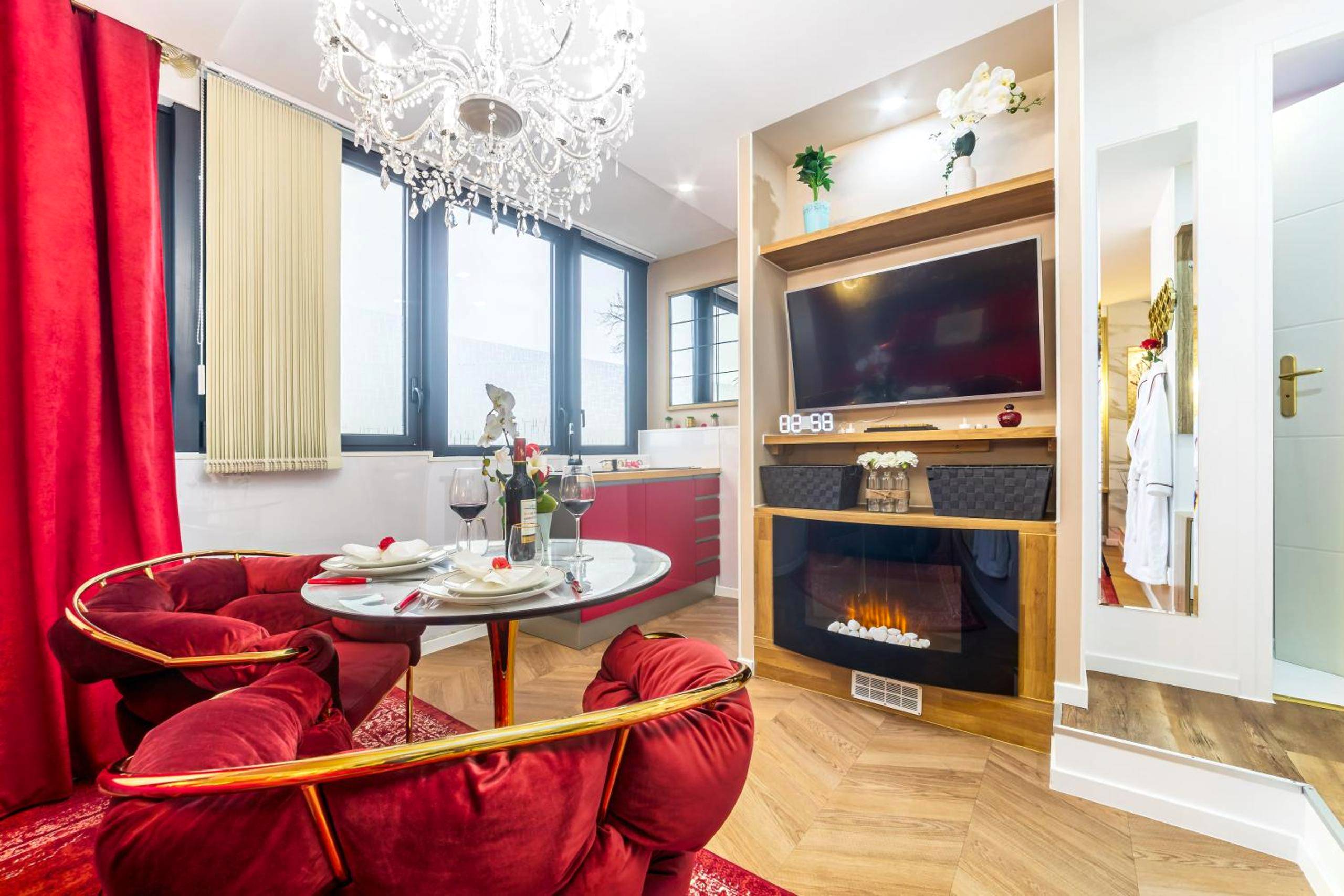 Espace salon avec cheminée et télévision - Le Rubis - Love Room Romantique