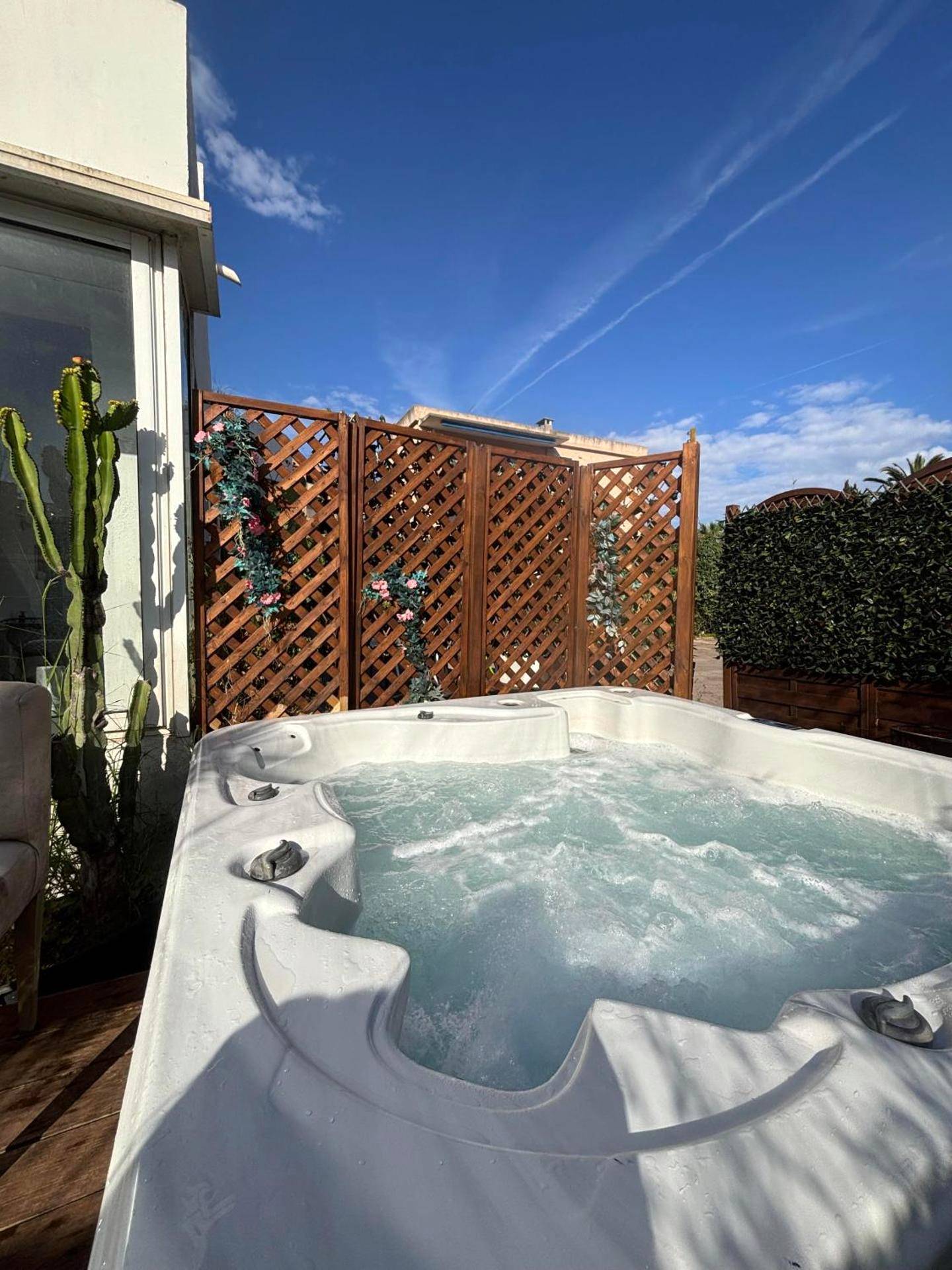 Jacuzzi extérieur privatif sur terrasse - Love Room Fréjus - Hotel Sable Et Soleil - Port, Plage & Jacuzzi privé