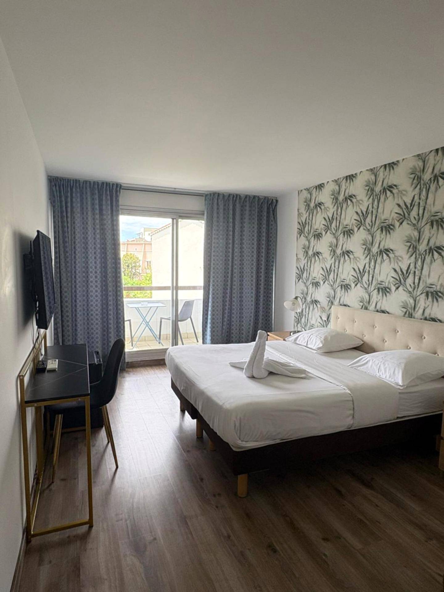 Chambre avec lit king size et balcon - Hotel Sable Et Soleil - Port, Plage & Jacuzzi privé