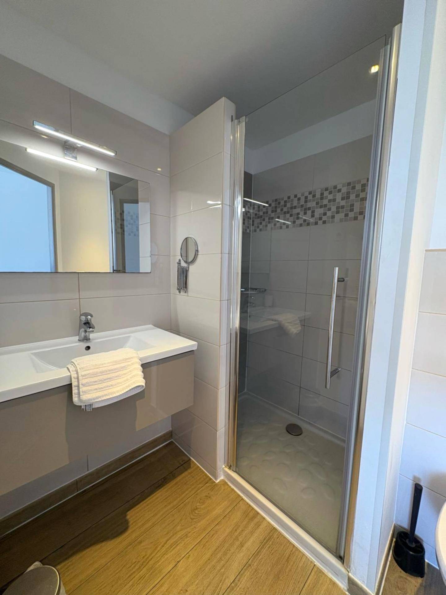 Salle d'eau moderne avec douche à l'italienne - Hotel Sable Et Soleil - Port, Plage & Jacuzzi privé