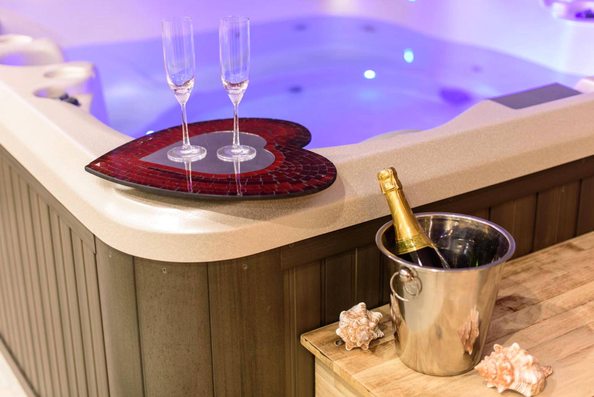 Jacuzzi privatif avec champagne et flûtes - Sablotin SPA