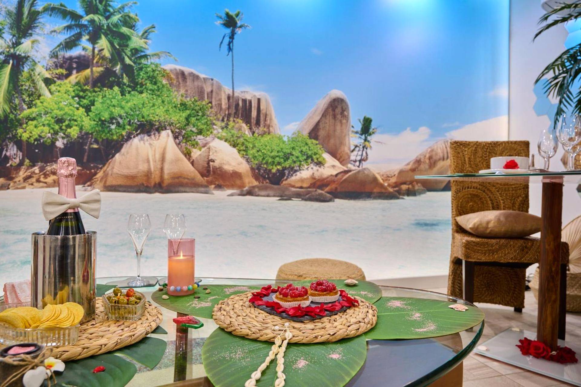 Table basse décorée avec apéritif et fresque - Sablotin SPA