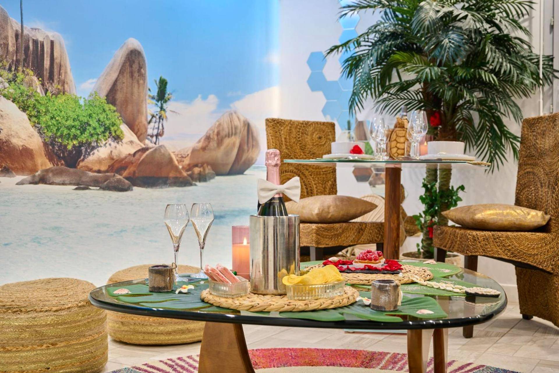 Espace salon et repas au décor tropical - Sablotin SPA