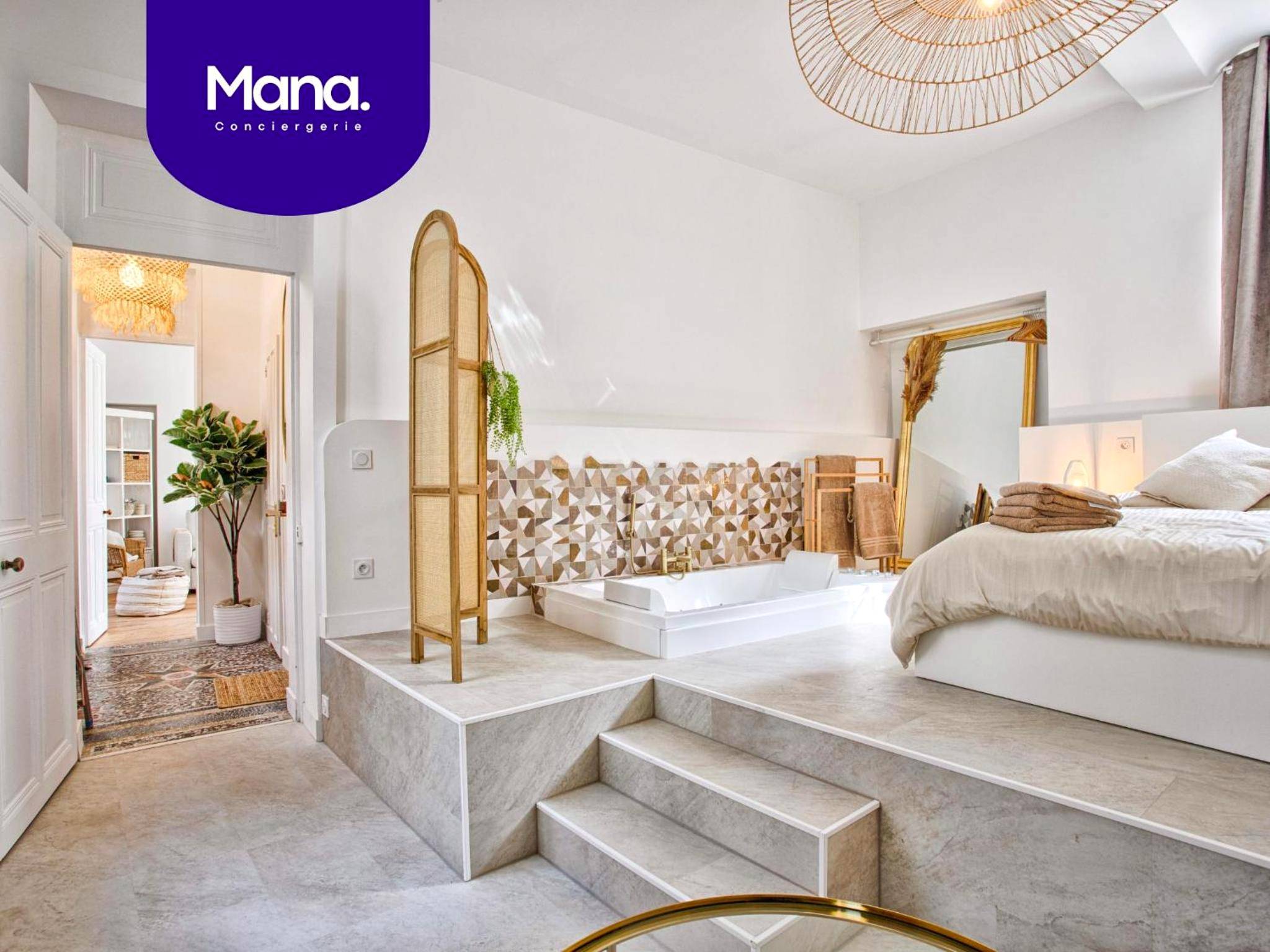 Baignoire balnéo encastrée face au lit - Love Room Caen - Le Saint - Sauveur - Balneotherapy Bathtub - Hypercentre