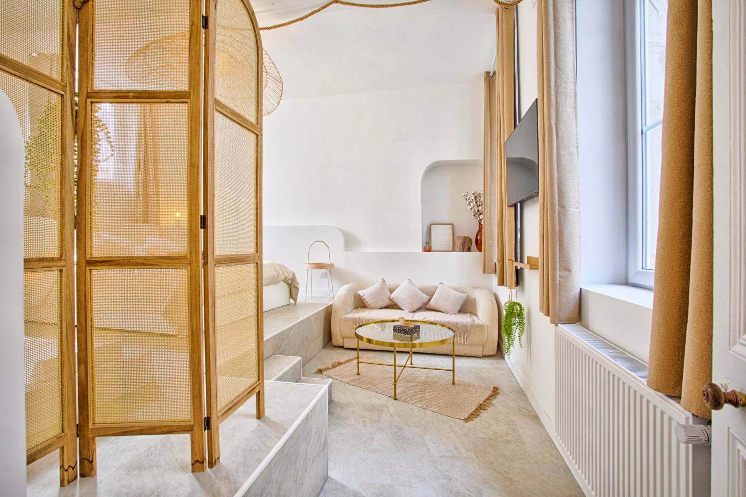 Salon avec canapé beige et table basse dorée - Le Saint - Sauveur - Balneotherapy Bathtub - Hypercentre