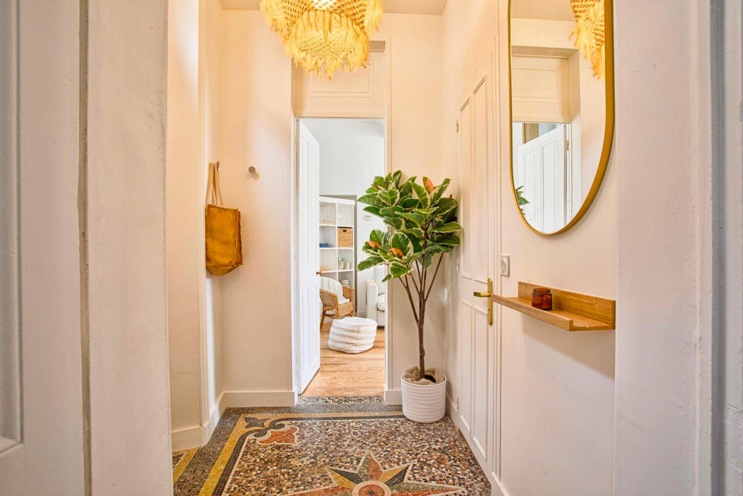 Entrée avec mosaïque au sol et miroir doré - Le Saint - Sauveur - Balneotherapy Bathtub - Hypercentre