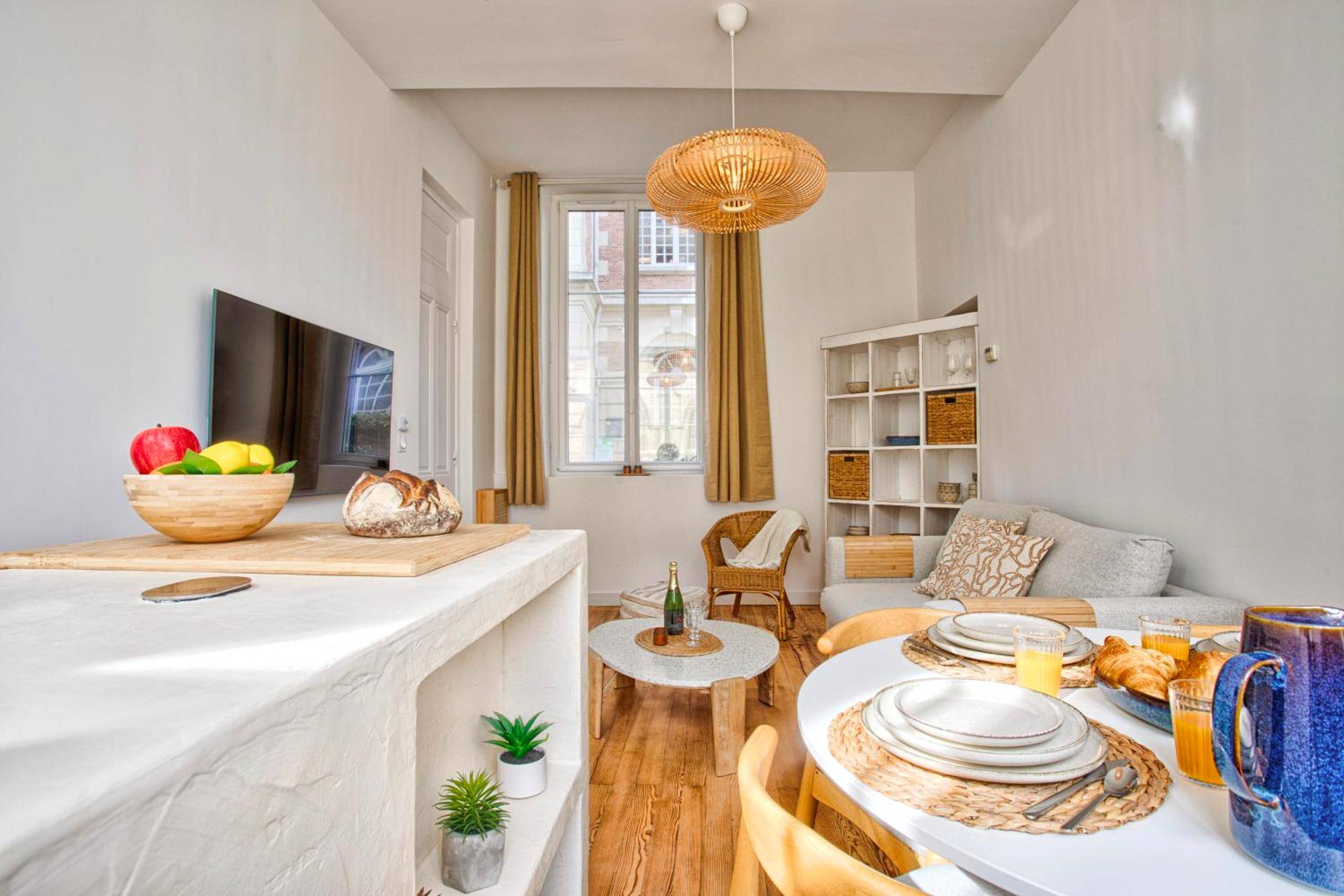 Espace repas et cuisine ouverte lumineuse - Le Saint - Sauveur - Balneotherapy Bathtub - Hypercentre