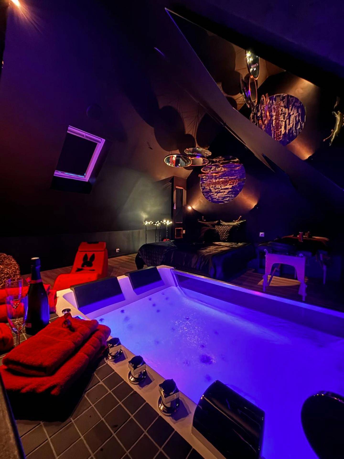 Jacuzzi privatif avec éclairage bleu et champagne - Love Room Terre - et - Marais - La Sainteny Touch