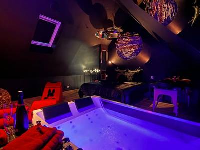 Jacuzzi privatif avec éclairage bleu et champagne - Love Room Terre - et - Marais - La Sainteny Touch