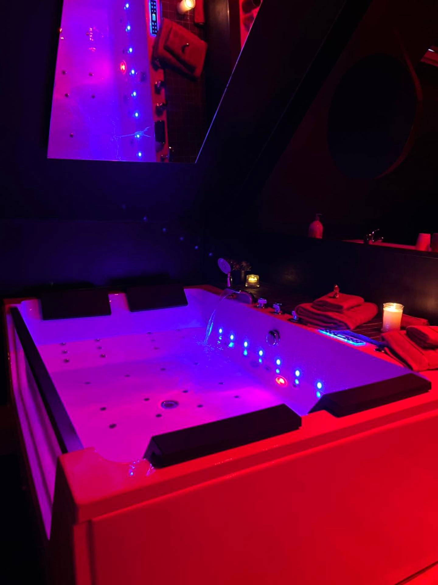 Baignoire balnéo lumineuse et bougies - La Sainteny Touch