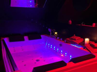 Baignoire balnéo lumineuse et bougies - La Sainteny Touch