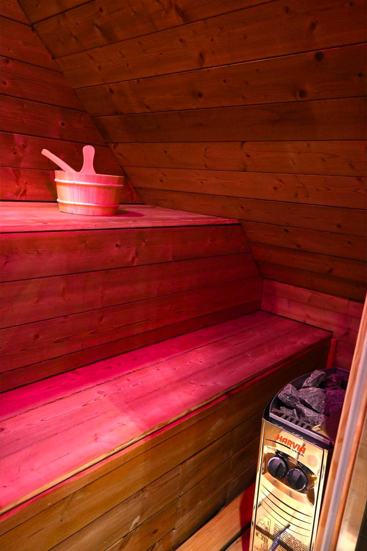 Sauna traditionnel en bois avec poêle Harvia - La Sainteny Touch