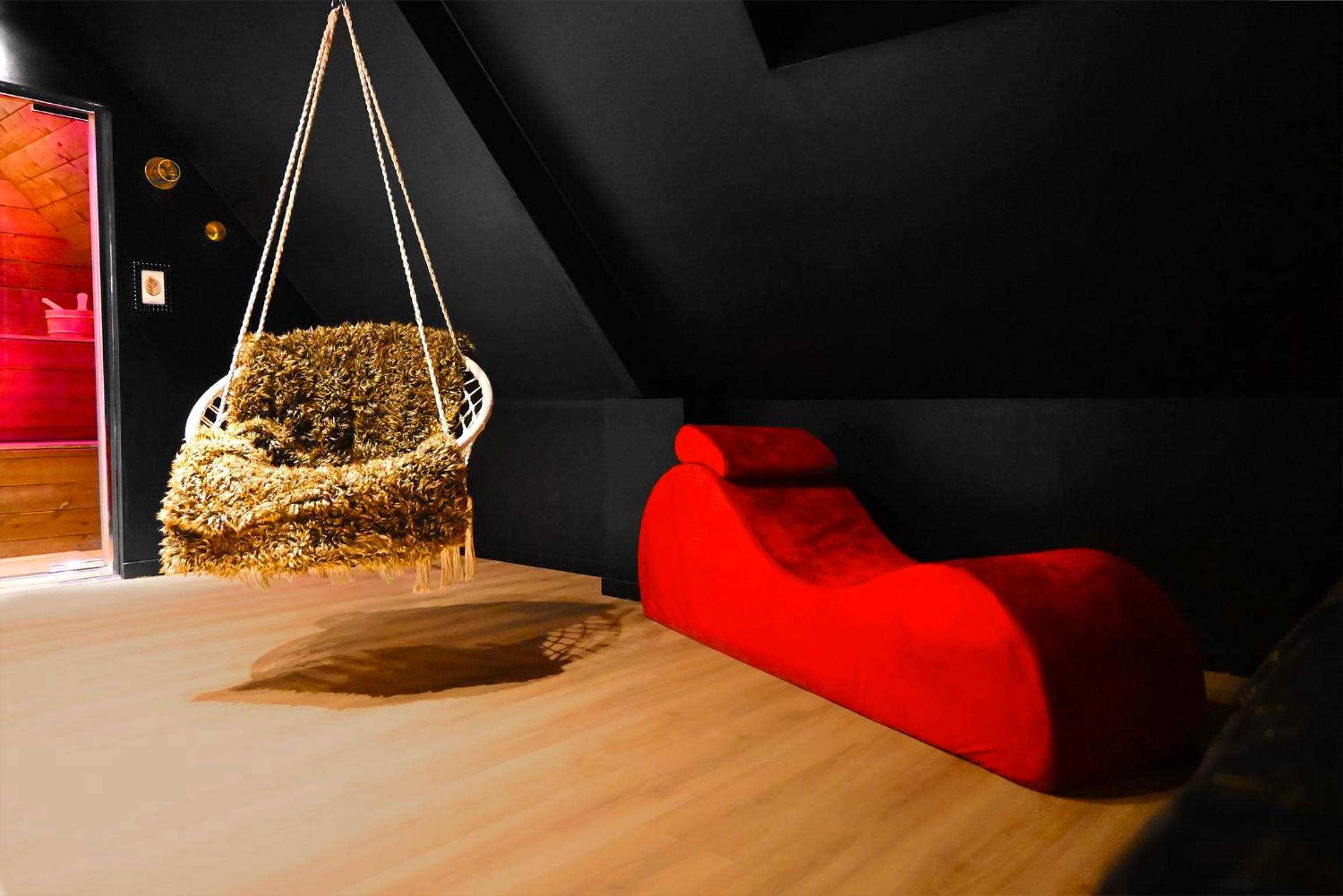Fauteuil suspendu et divan tantrique rouge - La Sainteny Touch