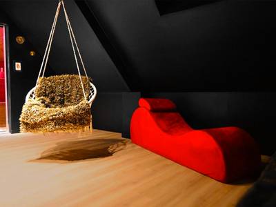 Fauteuil suspendu et divan tantrique rouge - La Sainteny Touch